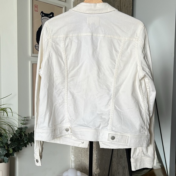 ✨2/$10✨ Universal Thread Classic White Denim Jean Jacket - Picture 4 of 5